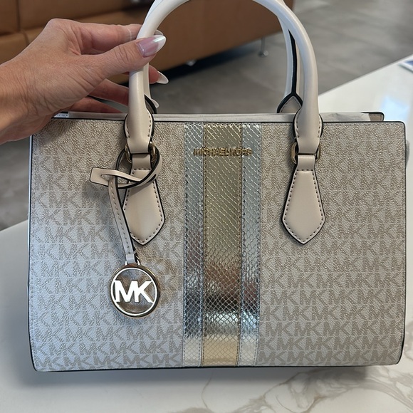 MICHAEL KORS BRAND NEW SHEILA MEDIUM SIGNATURE LOGO METALLIC SATCHEL - Picture 9 of 17